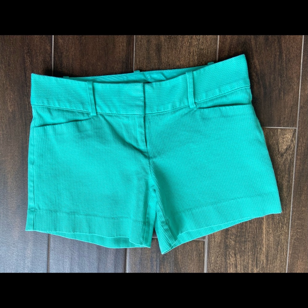The Limited 4”Inseam Mid rise short w/pockets Size 4